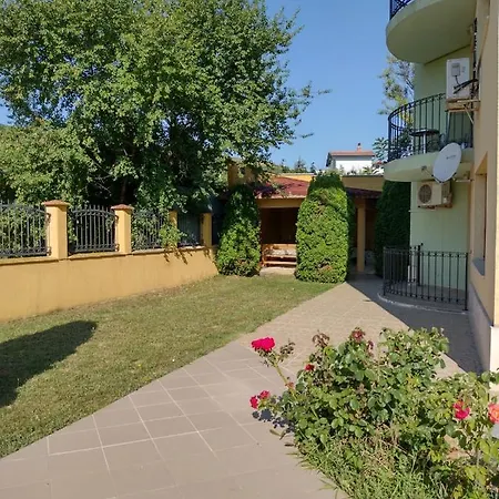 Luxury 2-bdr Apts In African-style 