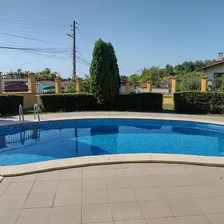 Luxury 2-bdr Apts In African-style 